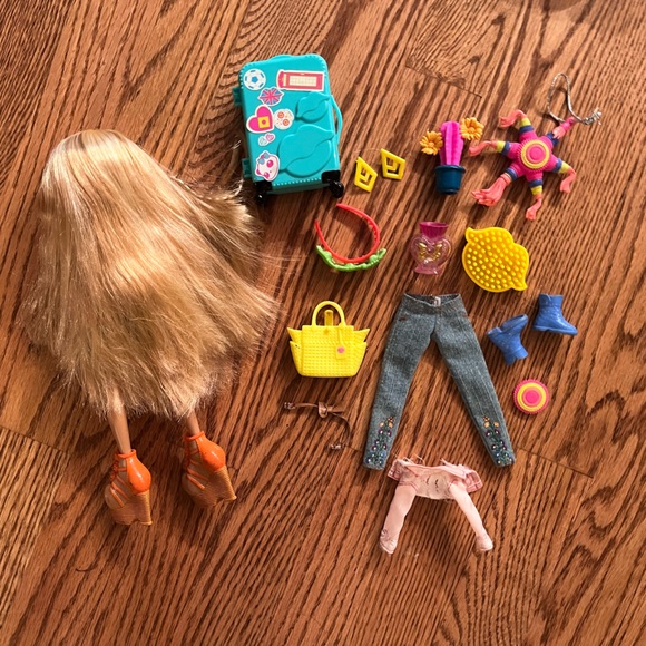 Bratz study abroad doll - Raya - with clothes and accessories. - Picture 6 of 6